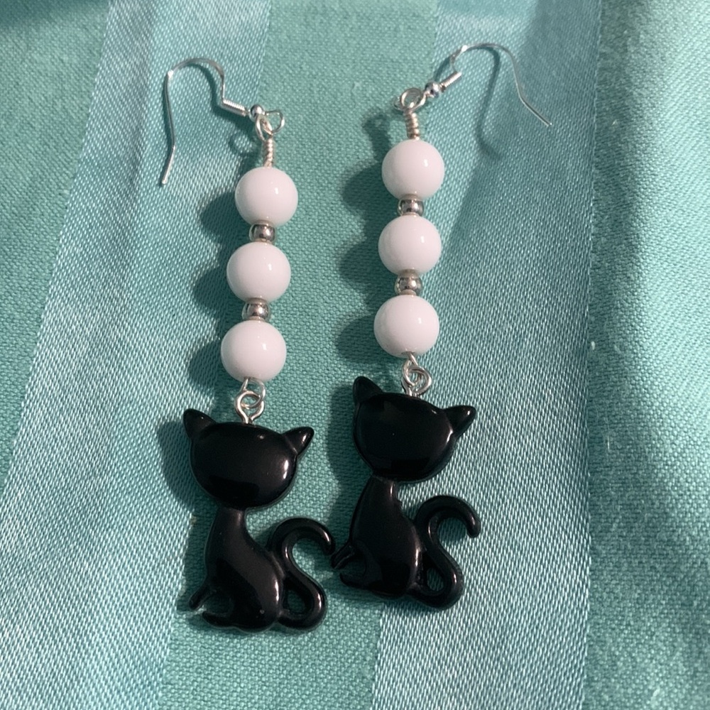 2/$15 🐈⬛ Black and White Cat Earrings - Picture 4 of 7